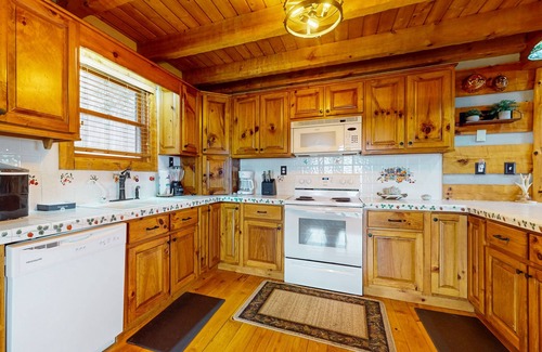 Baneberry Cabina | Luxury lakefront cabin with free attraction tickets, fire pit, dock & deck