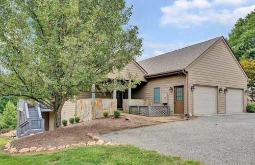 Smith Mountain Lake Casa | Luxury Lakefront Golf Resort Home