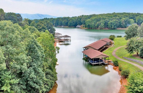 Smith Mountain Lake Casa | Luxury Lakefront Golf Resort Home