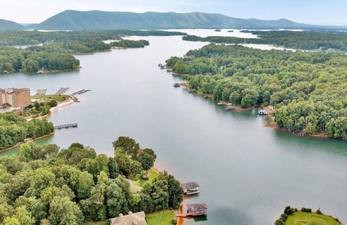 Smith Mountain Lake Casa | Luxury Lakefront Golf Resort Home