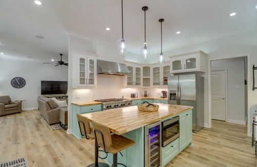 Edgemont Casa | Luxury Lakefront Retreat w/ Deck & Patio!