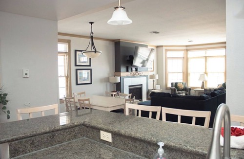 Sheboygan Villa | Luxury Lakefront Villa 4BR Sleeps 14! Right on the beach!
