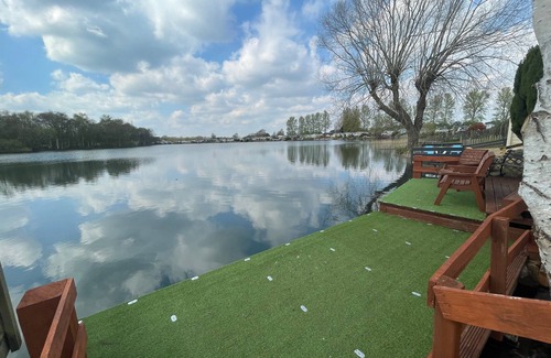 Tattershall Casa | Luxury lakeside Caravan on the award winning Tattershall Lakes with Hot Tub, private Fishing Peg