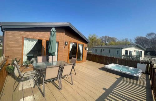 Tattershall Casa | Luxury Lakeside Lodge L1 with hot tub situated at Tattershall Lakes Country Park