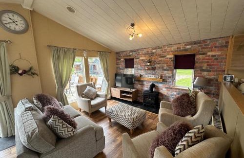 Tattershall Casa | Luxury Lakeside Lodge L1 with hot tub situated at Tattershall Lakes Country Park