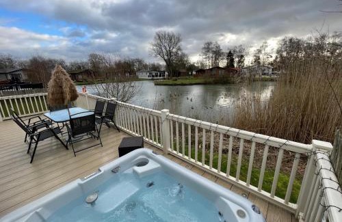 Tattershall Casa | Luxury Lakeside Lodge L2 with Hot tub situated at Tattershall Lakes Country Park