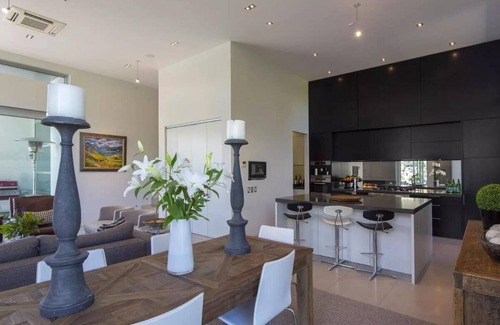 Kelvin Heights Casa | Luxury lakeside villa with terrace and spa pool by MajorDomo