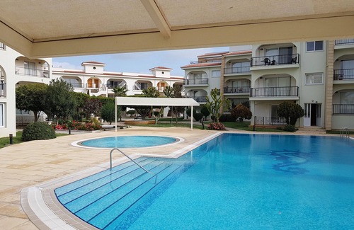 Gastria Apartamento | Apartamento grande de lujo de 2 dormitorios con capacidad para 6 personas con 3 piscinas con vistas al mar y a la montaña