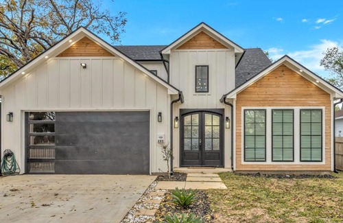 Central Arlington Casa | Luxury (Less than mile from AT&T Stadium/GlobeLife) GameRoom/Basketball Hoop