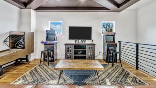 Central Arlington Casa | Luxury (Less than mile from AT&T Stadium/GlobeLife) GameRoom/Basketball Hoop