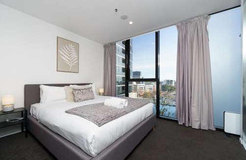 Phillip Apartamento | Luxury Living and Pool Views in the Heart of Woden - Hosted by Canstay
