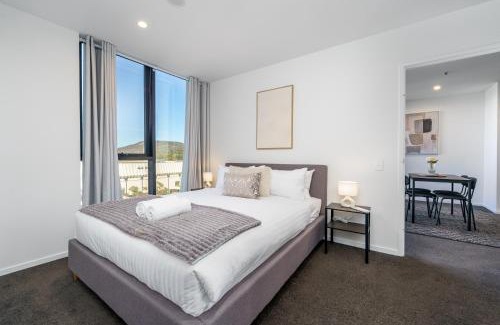 Phillip Apartamento | Luxury Living and Pool Views in the Heart of Woden - Hosted by Canstay