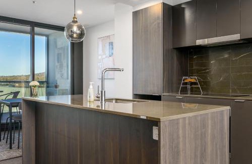 Phillip Apartamento | Luxury Living and Pool Views in the Heart of Woden - Hosted by Canstay