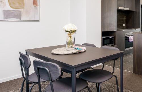 Phillip Apartamento | Luxury Living and Pool Views in the Heart of Woden - Hosted by Canstay