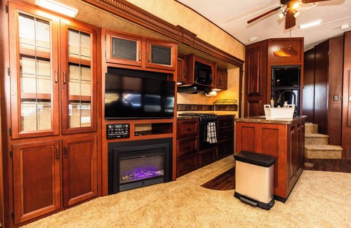 Mesilla Park Casa | Luxury living in a roomy 5th wheel located in a secluded pecan orchard.