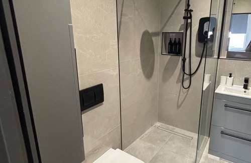 West Finchley Apartamento | Luxury Living in North London – Stylish 2BR with En-Suite & Free Parking