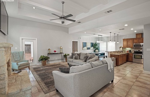 Wetmore Casa | Luxury Living, La Cantera, Six Flags, & Hiking!