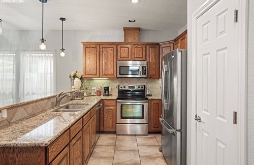Wetmore Casa | Luxury Living, La Cantera, Six Flags, & Hiking!