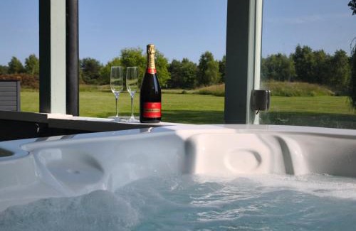 Hopton Casa | Luxury Lodge w/Hot Tub on 400-Acre Estate