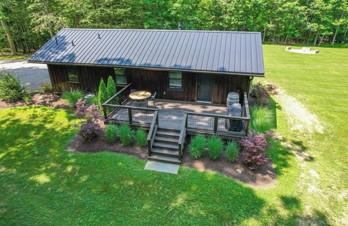 Madison Cabina | Luxury Lodge w/Hot Tub, Fire Pit & Scenic Trails on 450-Acre Ohio Wine Country