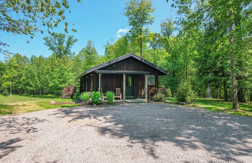 Madison Cabina | Luxury Lodge w/Hot Tub, Fire Pit & Scenic Trails on 450-Acre Ohio Wine Country