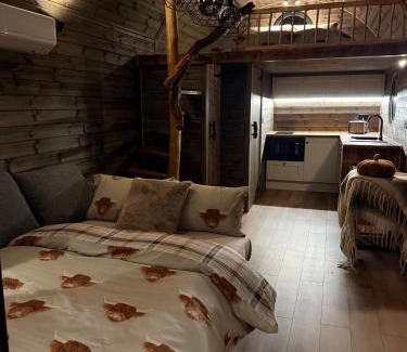 Hatherton Cabina | Luxury Lodge with Hot Tub next to Belfry Golf Course