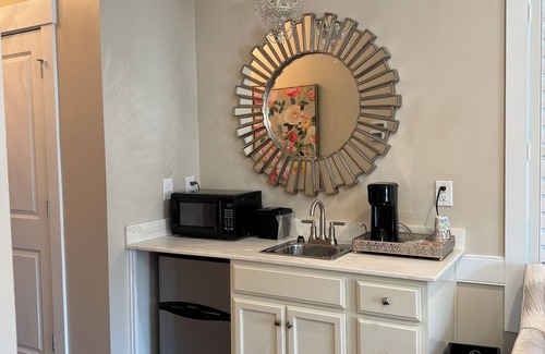 Elizabethtown Complejo | Luxury Lodging, Lakefront View, King Bed w/Private Bath, Private Patio.