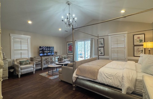 Elizabethtown Complejo | Luxury Lodging, Lakefront View, King Bed w/Private Bath, Private Patio.