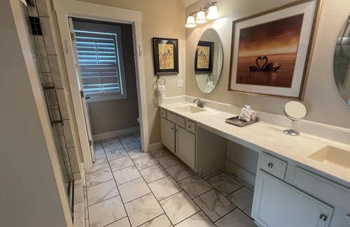 Elizabethtown Complejo | Luxury Lodging, Lakefront View, King Bed w/Private Bath, Private Patio.