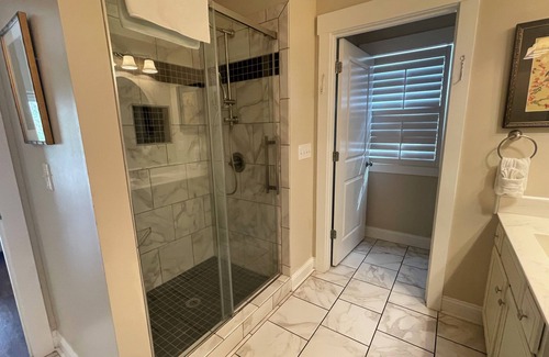 Elizabethtown Complejo | Luxury Lodging, Lakefront View, King Bed w/Private Bath, Private Patio.