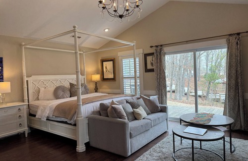 Elizabethtown Complejo | Luxury Lodging, Lakefront View, King Bed w/Private Bath, Private Patio.