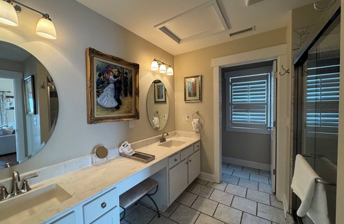 Elizabethtown Complejo | Luxury Lodging, Lakefront View, King Bed w/Private Bath, Private Patio.