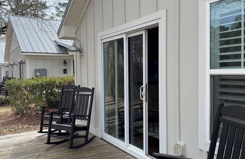 Elizabethtown Complejo | Luxury Lodging, Lakefront View, King Bed w/Private Bath, Private Patio.
