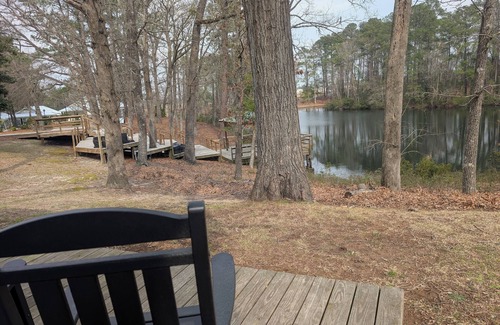 Elizabethtown Complejo | Luxury Lodging, Lakefront View, King Bed w/Private Bath, Private Patio.