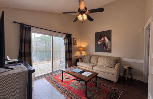 Elizabethtown Complejo | Luxury Lodging, Lakefront View, Queen Bed w/Private Bath, Patio.