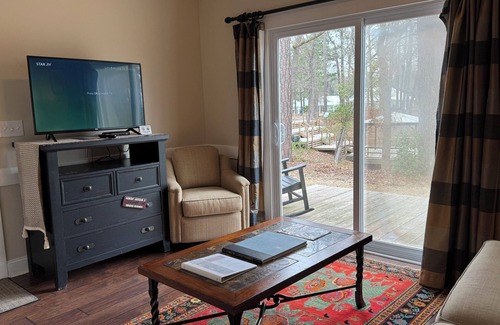 Elizabethtown Complejo | Luxury Lodging, Lakefront View, Queen Bed w/Private Bath, Patio.