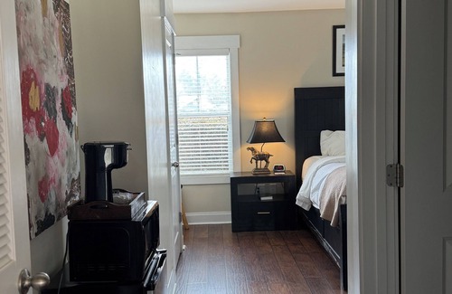 Elizabethtown Complejo | Luxury Lodging, Lakefront View, Queen Bed w/Private Bath, Patio.