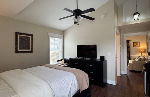 Elizabethtown Complejo | Luxury Lodging, Lakefront View, Queen Bed w/Private Bath, Patio.