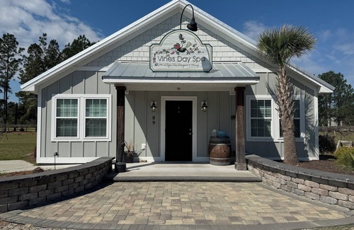 Elizabethtown Complejo | Luxury Lodging, Lakefront View, Queen Bed w/Private Bath, Pull-out sofa, Private Patio.