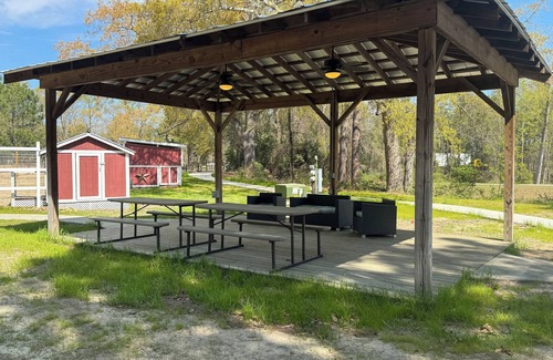Elizabethtown Complejo | Luxury Lodging, Lakefront View, Queen Bed w/Private Bath, Pull-out sofa, Private Patio.