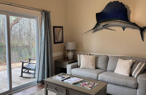 Elizabethtown Complejo | Luxury Lodging, Lakefront View, Queen Bed w/Private Bath, Private Patio.