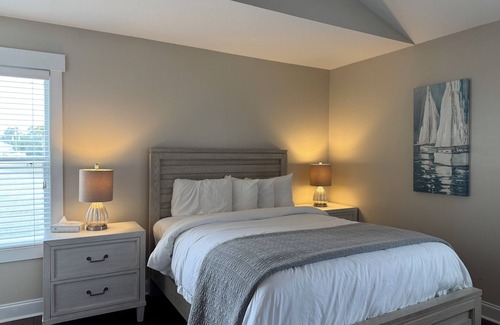 Elizabethtown Complejo | Luxury Lodging, Lakefront View, Queen Bed w/Private Bath, Private Patio.