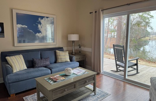 Elizabethtown Complejo | Luxury Lodging, Lakefront View, Queen Bed w/Private Bath, Private Patio.