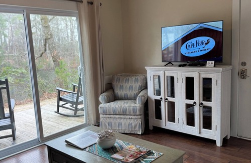 Elizabethtown Complejo | Luxury Lodging, Lakefront View, Queen Bed w/Private Bath, Private Patio.