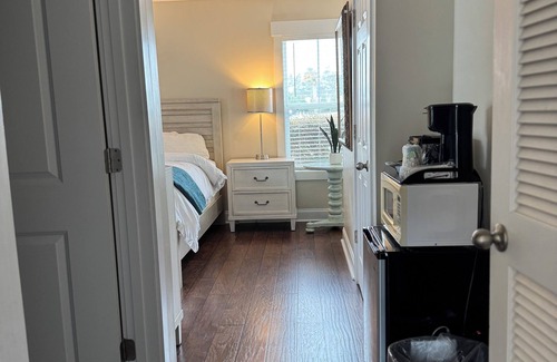 Elizabethtown Complejo | Luxury Lodging, Lakefront View, Queen Bed w/Private Bath, Private Patio.
