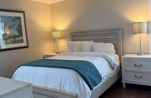 Elizabethtown Complejo | Luxury Lodging, Lakefront View, Queen Bed w/Private Bath, Private Patio.