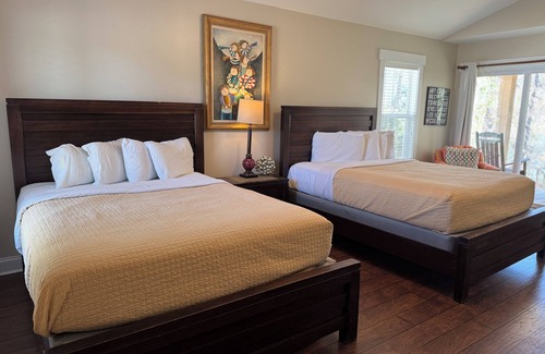 Elizabethtown Complejo | Luxury Lodging, Lakefront View, 2 Queen Beds w/Private Bath, Private Patio.