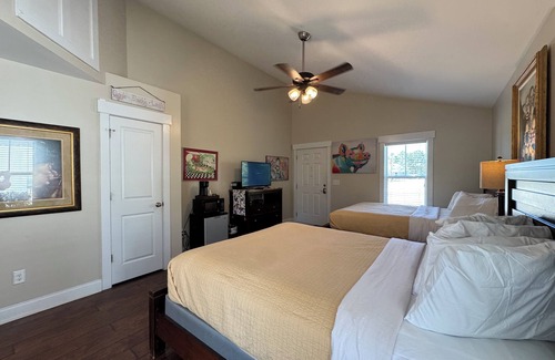 Elizabethtown Complejo | Luxury Lodging, Lakefront View, 2 Queen Beds w/Private Bath, Private Patio.