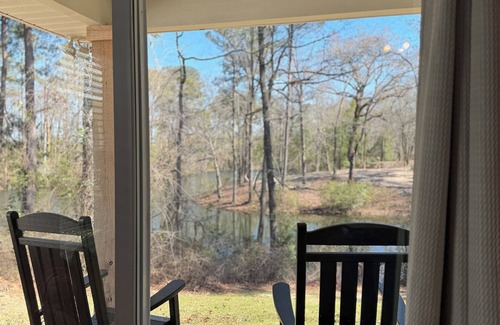 Elizabethtown Complejo | Luxury Lodging, Lakefront View, 2 Queen Beds w/Private Bath, Private Patio.