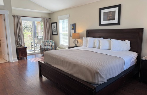 Elizabethtown Complejo | Luxury Lodging, Lakefront View ,King Bed w/Private Bath, Private Patio.